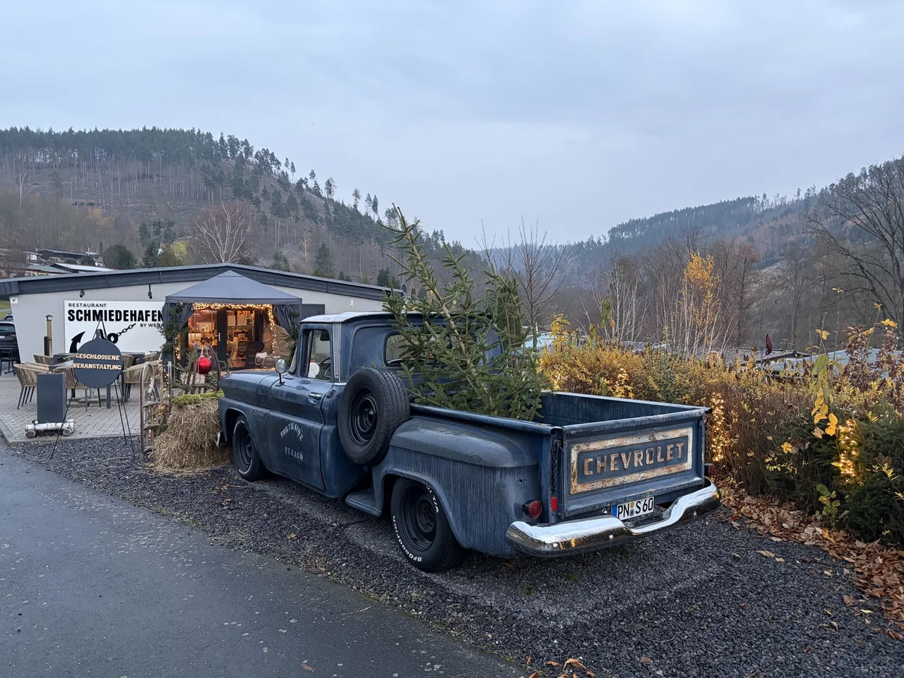 Der blaue Chevrolet vor dem Schmiedehafen im Winter