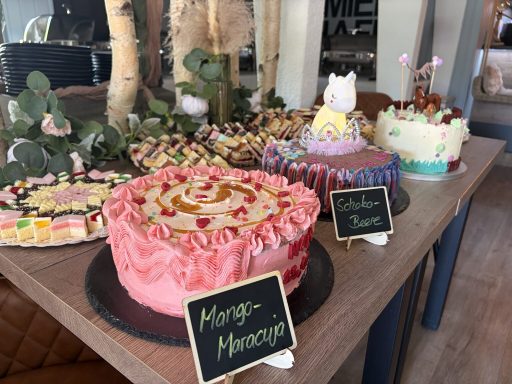 Persönlich gestaltete Torten auf einem festlichen Buffet
