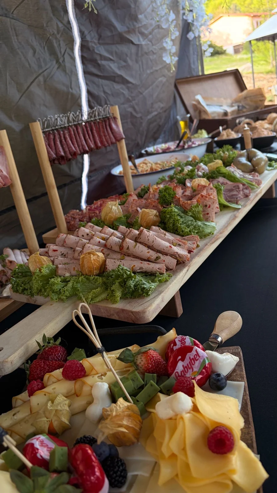 Frisch angerichtete Buffetportionen für eine Feier