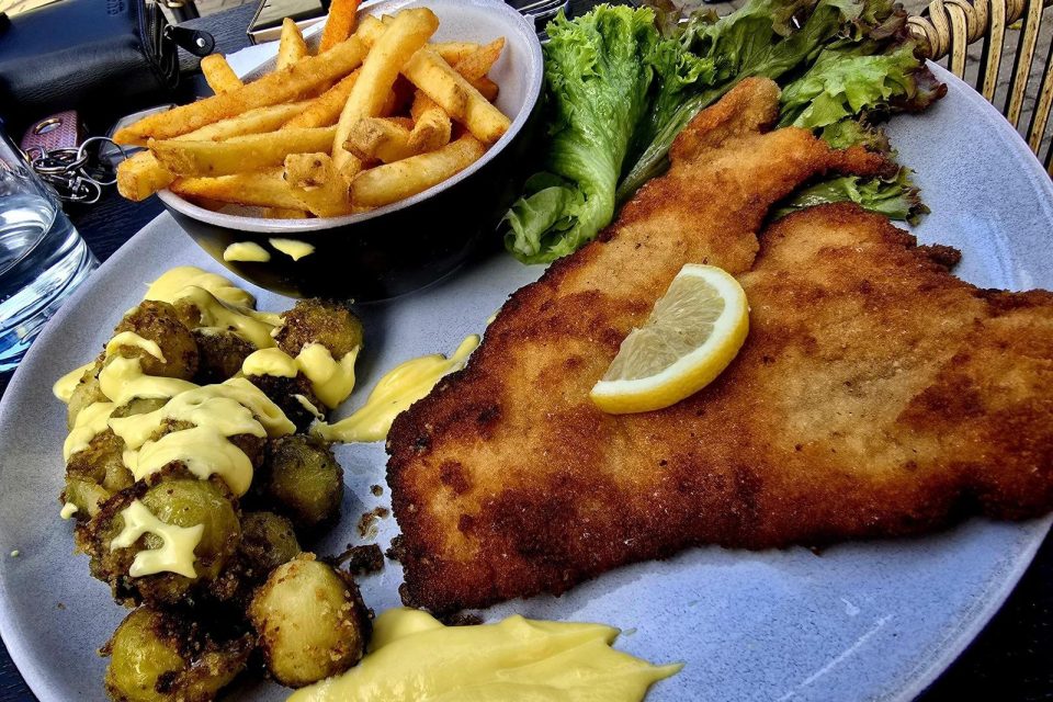 Schnitzel mit Pommes und Salat aus der Küche des Schmiedehafens