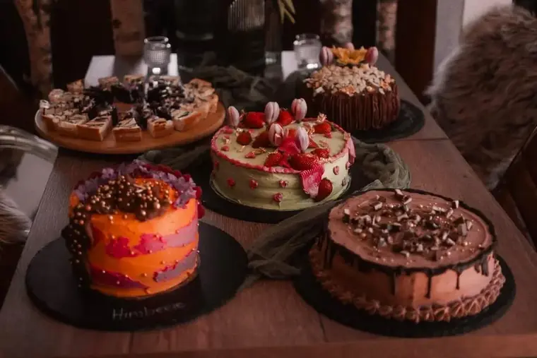 Handgemachte Torten mit Beeren und Schokolade aus Susis Pâtisserie