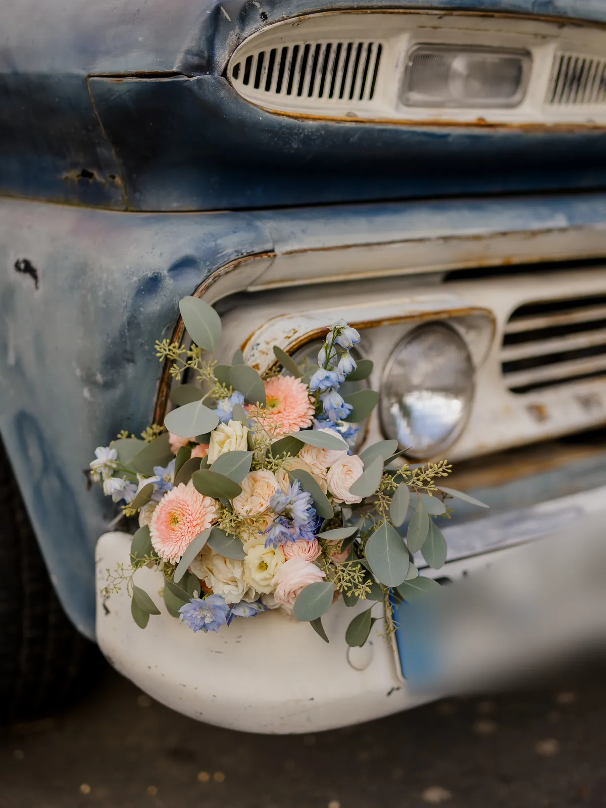 Der Chevy mit Blumenschmuck