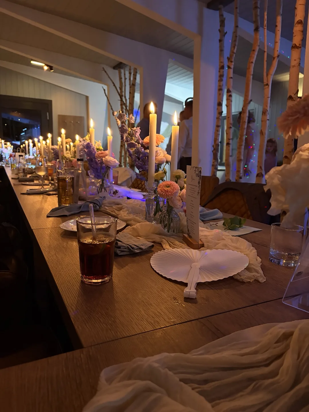 Blumen und Kerzen auf einer festlich gedeckten Tafel im Schmiedehafen