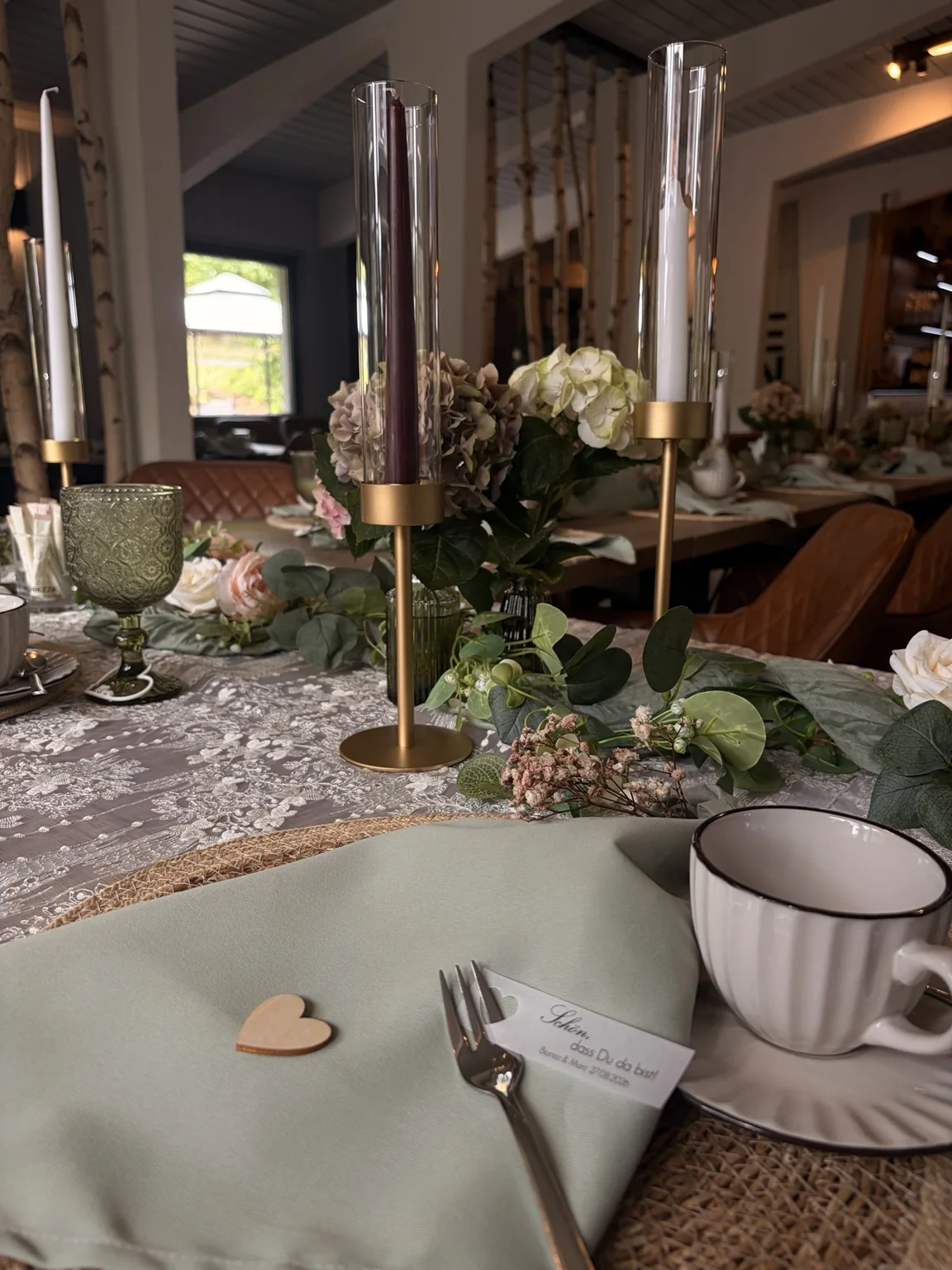 Festlich gedeckter Platz mit Blumen und Kerzen im Schmiedehafen