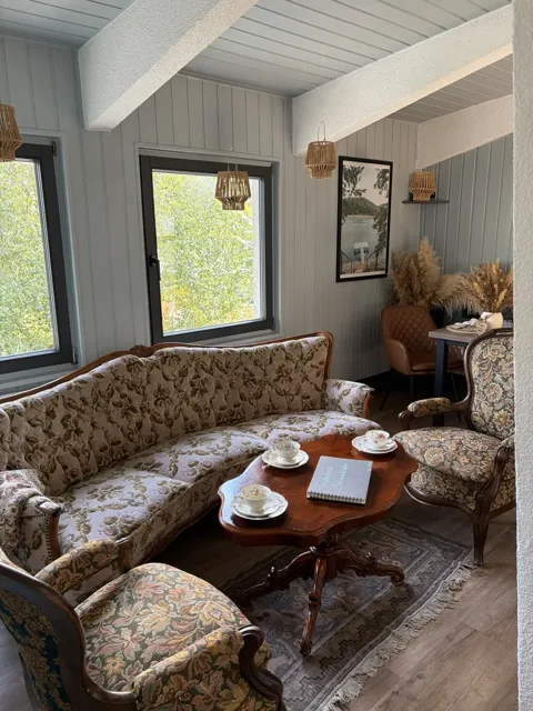 Die Kaffee- und Teeecke mit Sofa und feinem Porzellan