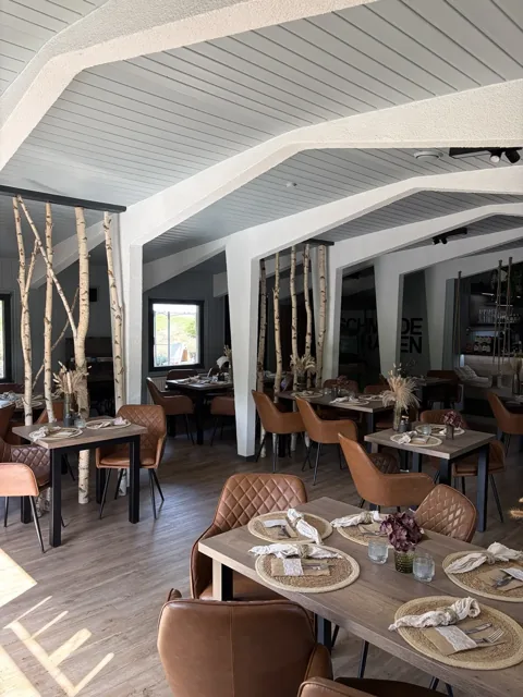Tische und warme Holzdetails im Restaurant