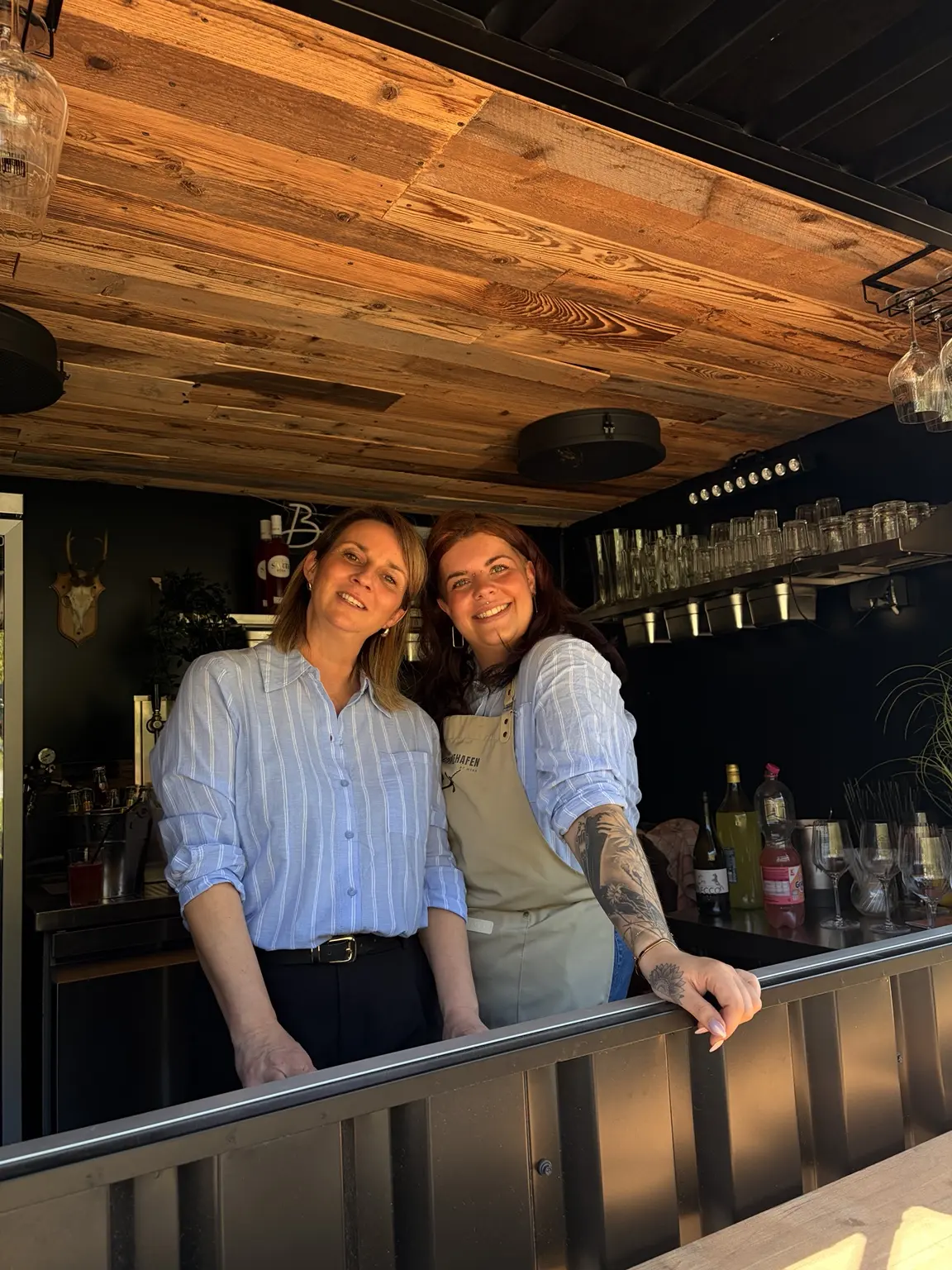 Kessy und Susi an der Hafenbar im Schmiedehafen