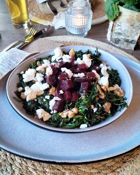 Rote Beete mit Feta, Walnüssen und Blattgrün im Schmiedehafen