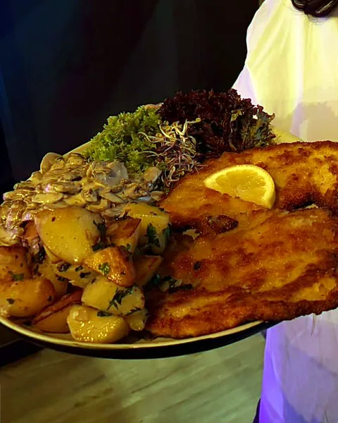 Schnitzel Wiener Art mit Bratkartoffeln, Champignons und Salat im Schmiedehafen