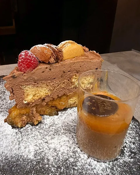 Stück Schokoladentorte mit Fruchtdessert aus der Schmiedehafen-Pâtisserie