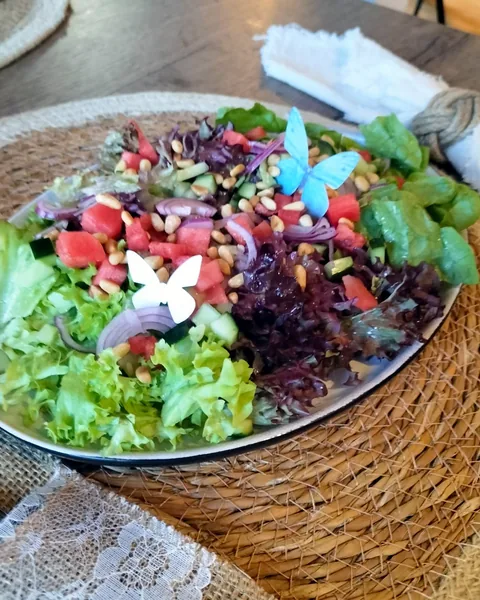 Sommersalat mit Blattsalat, Wassermelone, Feta, roten Zwiebeln und Pinienkernen im Schmiedehafen