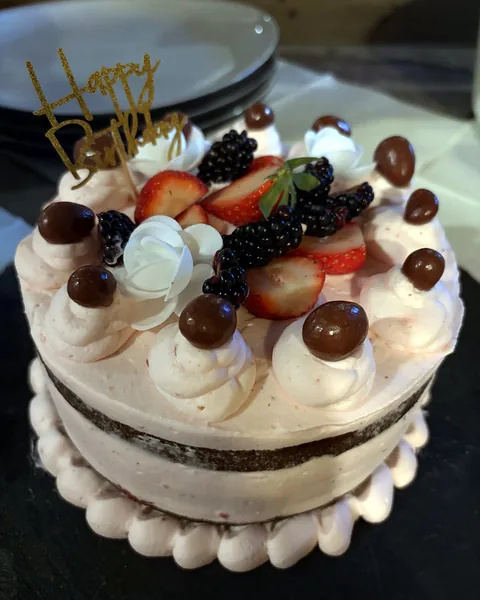 Torte mit Beeren und Schokokugeln aus der Schmiedehafen-Pâtisserie