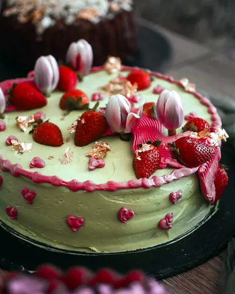 Torte mit frischen Erdbeeren und Tulpen aus der Schmiedehafen-Pâtisserie