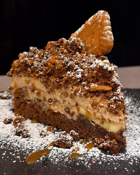 Tortenstück mit Streuseln und Puderzucker aus der Schmiedehafen-Pâtisserie