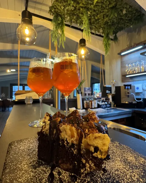 Zwei Aperitifs und ein Dessert an der Bar im Schmiedehafen