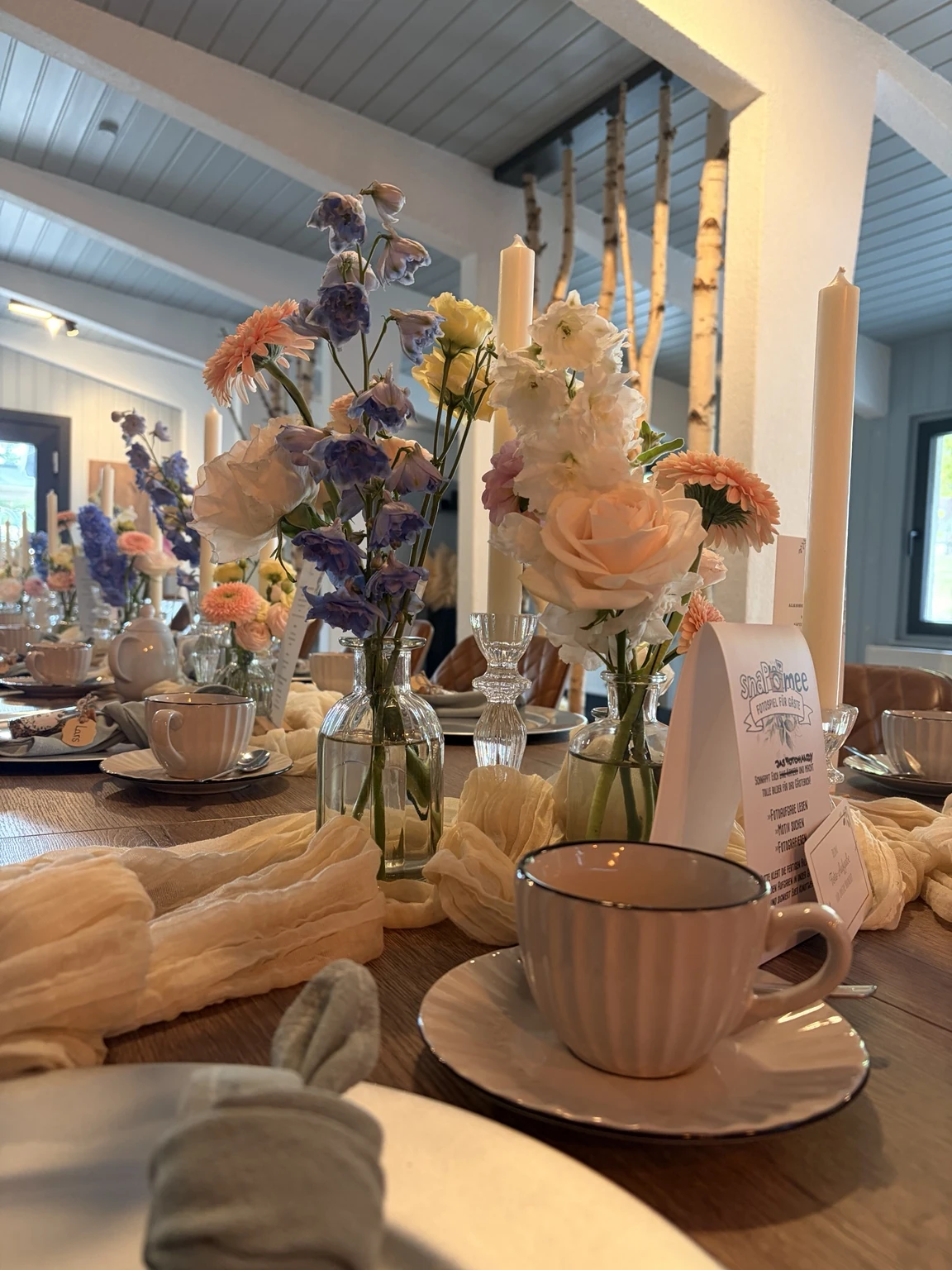 Flowers and fine porcelain at a festively set table in the Schmiedehafen