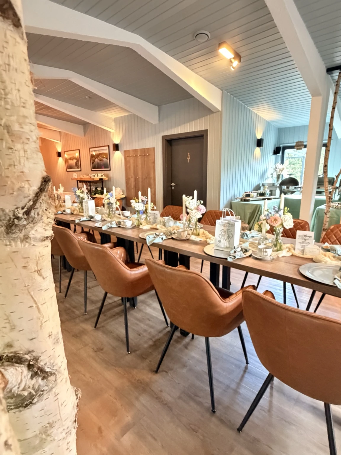 Bright guest room with birch and set table in the Schmiedehafen