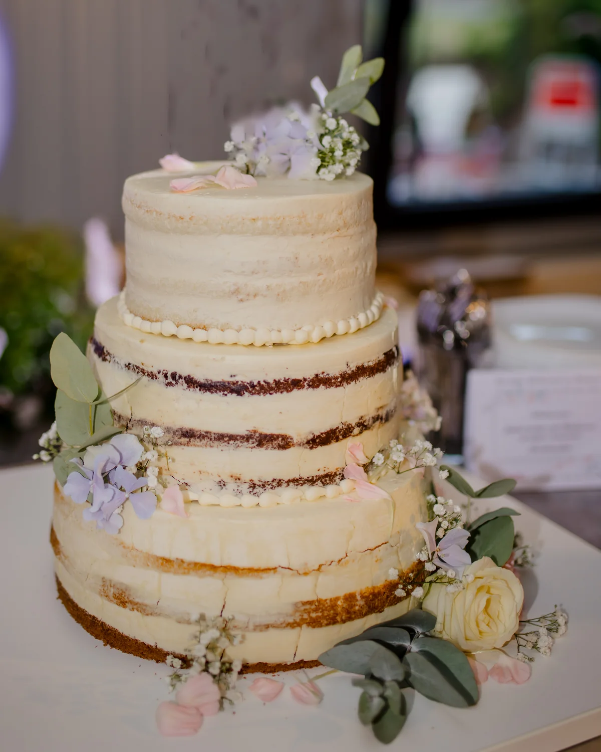 Naked Cake mit frischen Blüten aus der Schmiedehafen-Pâtisserie