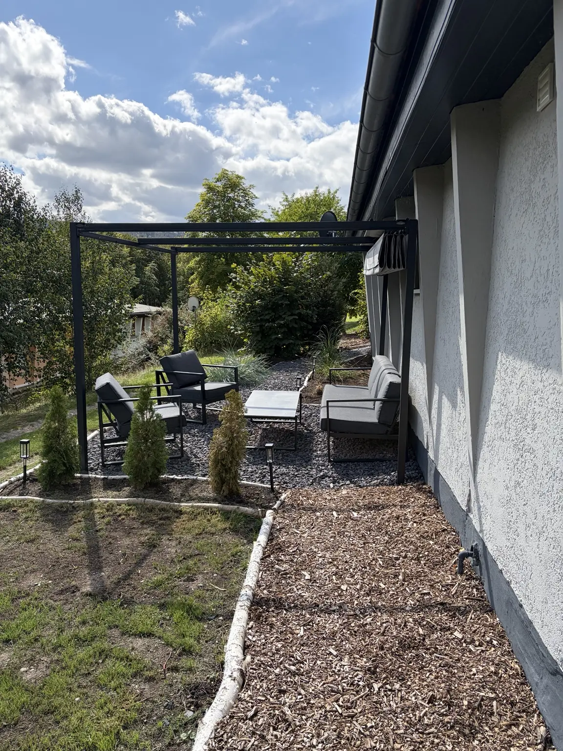 Geschützter Sitzplatz unter der Pergola
