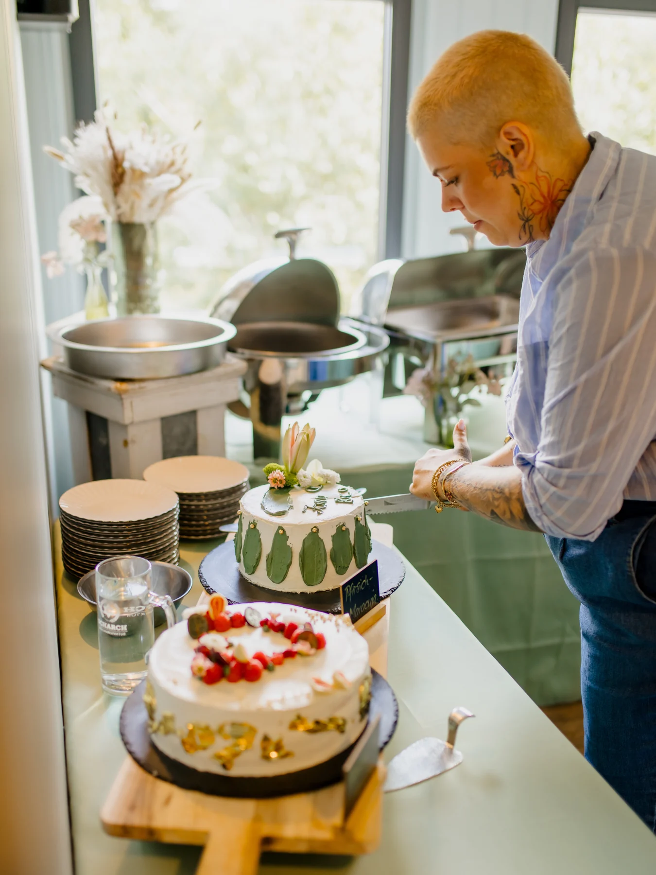 An employee prepares the cakes at the buffet in the Schmiedehafen
