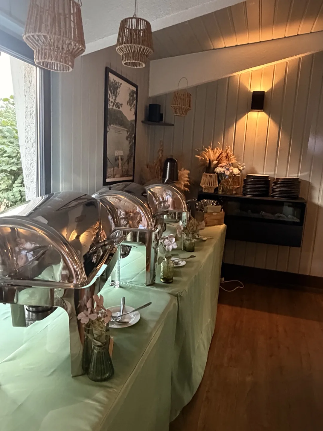 Vorbereitetes Buffet mit Warmhaltebehältern im Restaurant