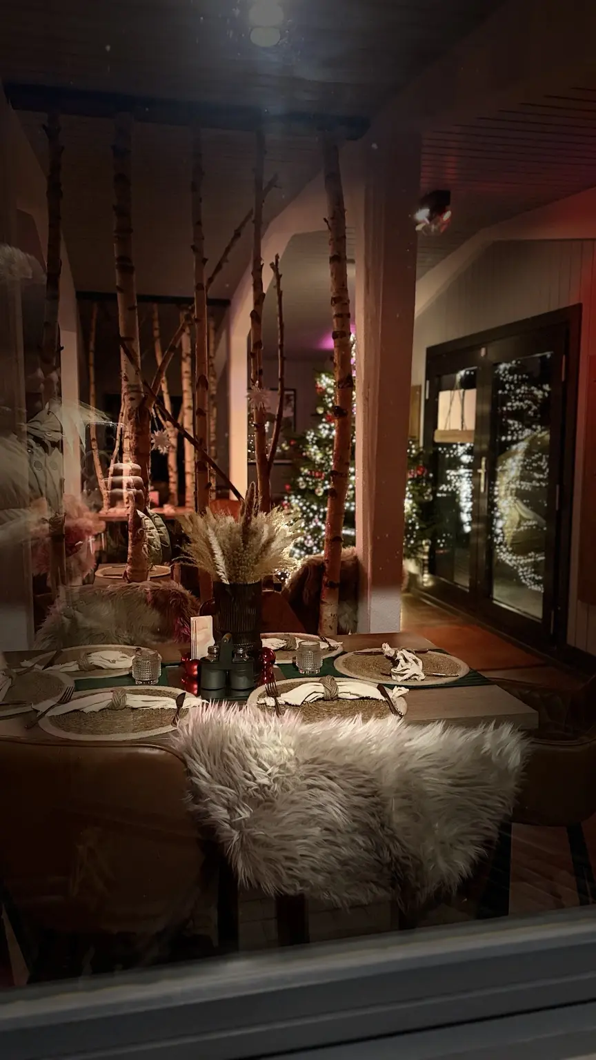 Weihnachtlich gedeckter Tisch mit Tannenbaum und Birkenstämmen im Schmiedehafen